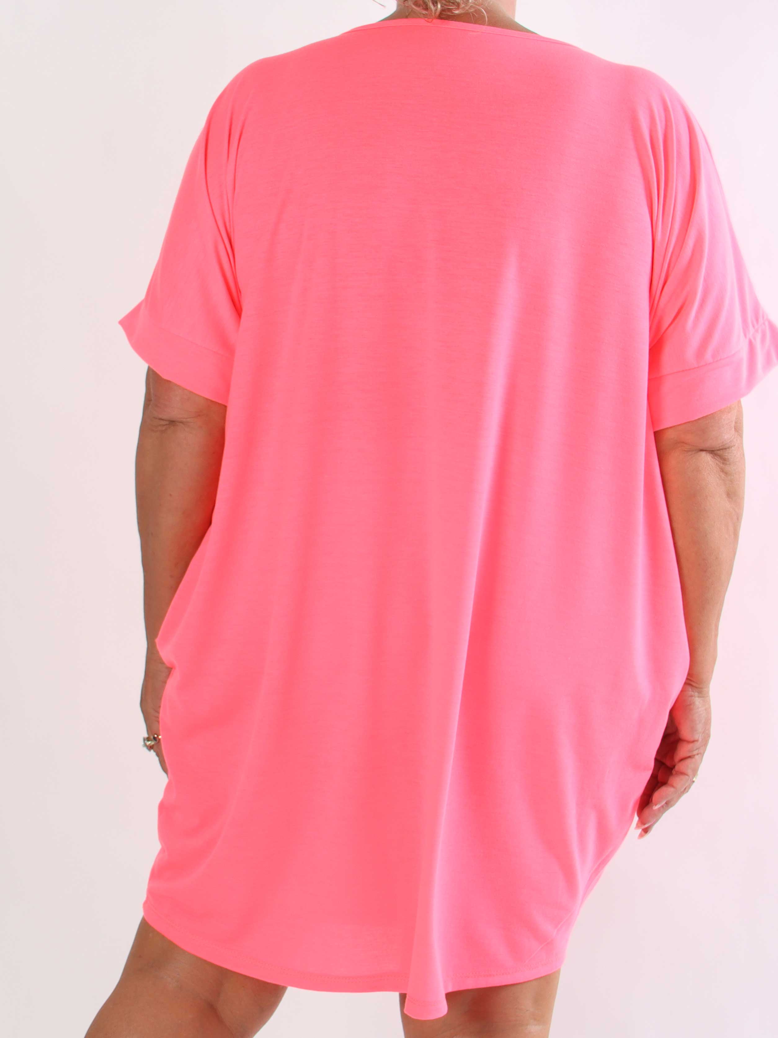 Janina - Blød plus size t-shirtkjole i bomuld med palme på maven